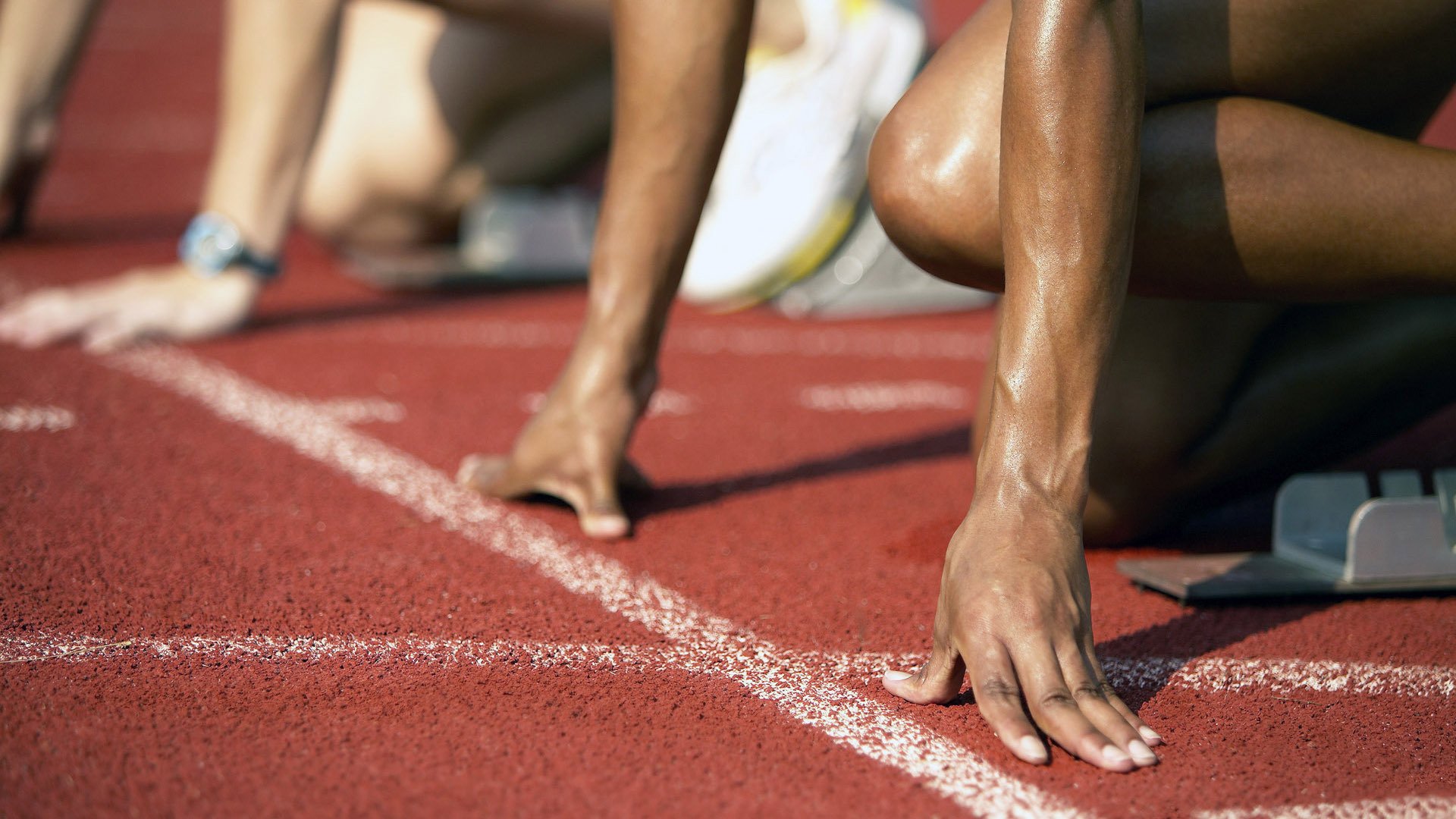 老鹰教练强调板凳深度是关键竞争提升点，老鹰训练