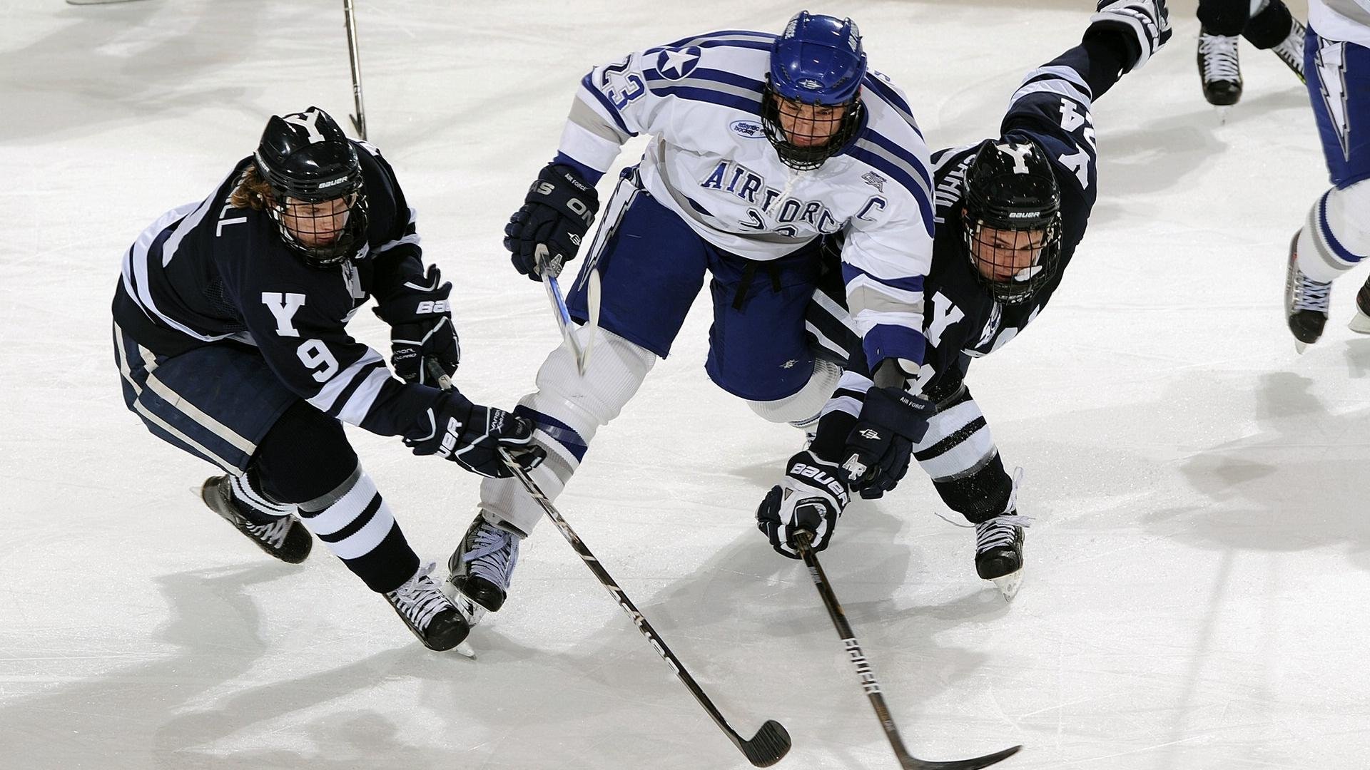 雷霆控卫赛后接受战术指导调整打法，雷霆队防守悍将